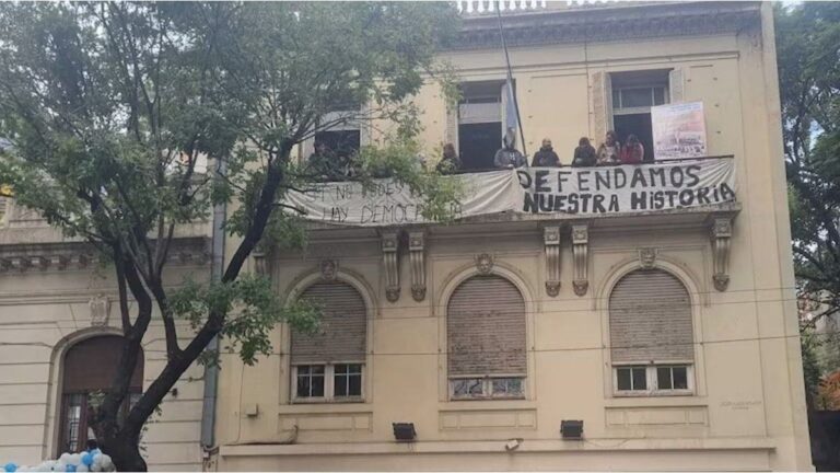 Juan Grabois ingresó al Instituto Nacional Juan Domingo Perón junto a un grupo de militantes