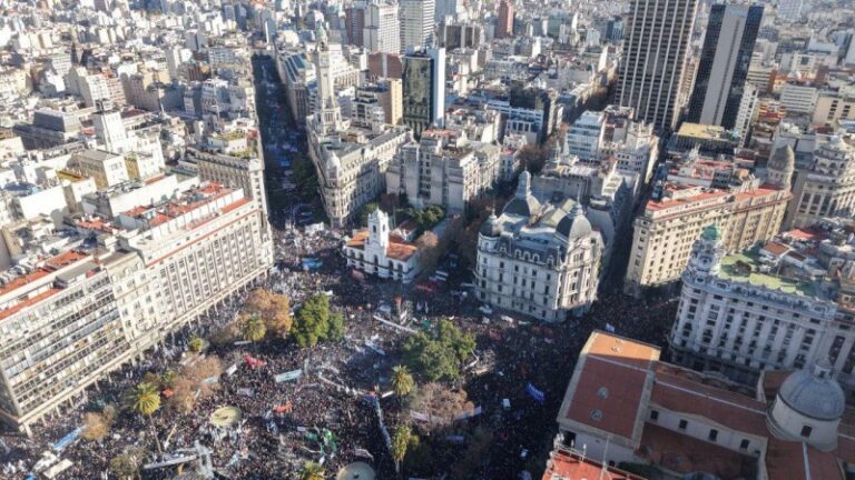 El peronismo desbordó la Plaza de Mayo y advirtió a Milei: “Hoy empieza la resistencia”