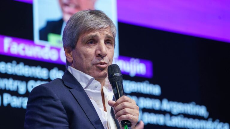 Luis Caputo y un fuerte cruce contra Wado de Pedro: “Gracias a Dios no van a volver más”