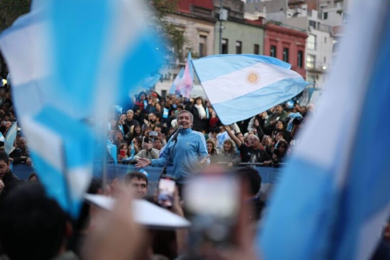 Máximo ya se muestra como candidato y hace campaña con audios de Cristina