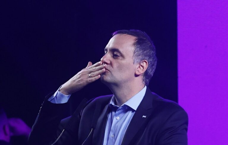 Adorni quiere separar su vocería de la Secretaría de Medios y choca con Santiago Caputo