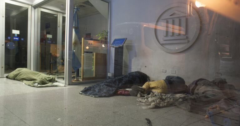 Dos hombres y un bebé murieron en la calle por la ola de frío polar que afecta a todo el país