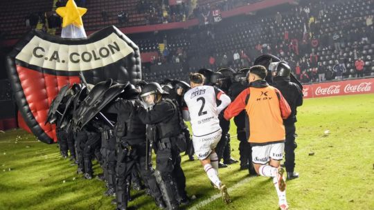 Disturbios, proyectiles y balas de goma: Colón vs. Mitre terminó en escándalo