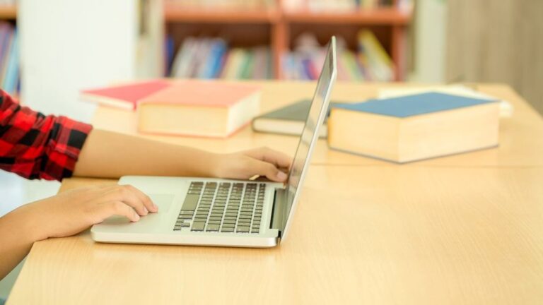 Rasti presentó una nueva plataforma con la que los estudiantes podrán divertirse aprendiendo