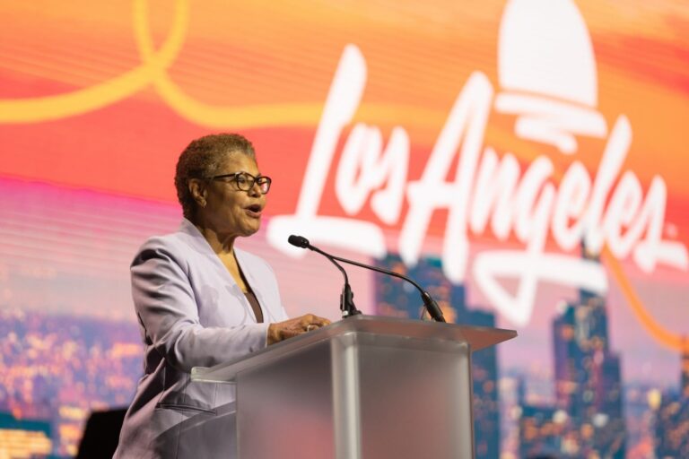 Triunfo migrante en Los Ángeles: Karen Bass celebró una victoria contra el ICE en los tribunales