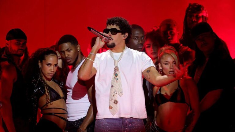 Bad Bunny sorprende a sus fans con el lanzamiento de su nuevo sencillo, “Alambre Púa”