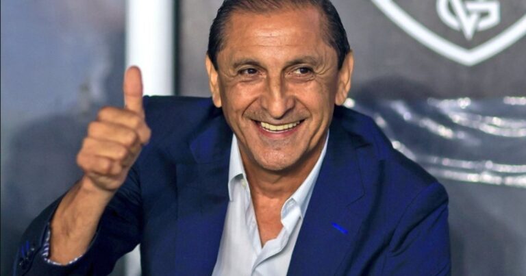 Ramón Díaz, vigente a los 65 años de edad: arregló su llegada como DT a un gigante de Sudamérica