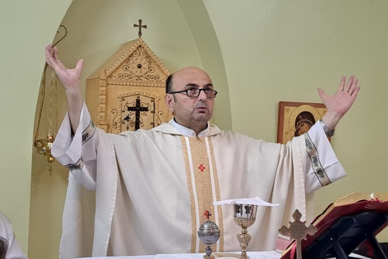 El cura argentino Gabriel Romanelli fue herido en un bombardeo de Israel en Gaza