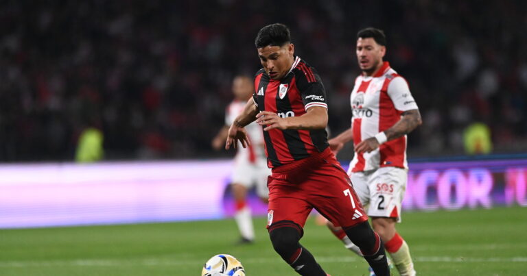 Salas volvió a ser crucial para River: lucha, juego y un toque de distinción