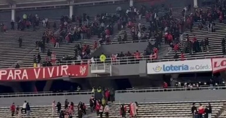 A golpes de puño: los hinchas de Instituto se pelearon entre ellos tras la derrota ante River