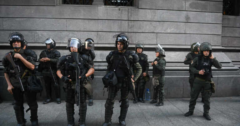 Patricia Bullrich acusó a senadores kirchneristas de pedir que las fuerzas de Seguridad no usen los baños del Congreso: la oposición salió a desmentirla