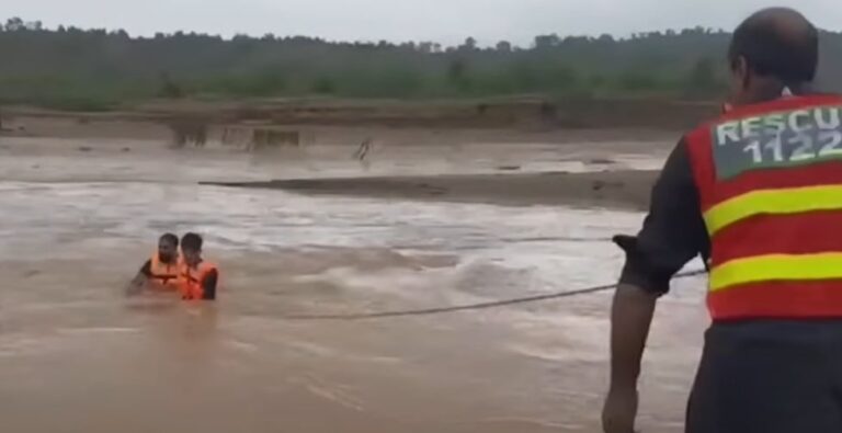 Video: las impactantes imágenes de las lluvias monzónicas que dejaron más de 200 muertos en Pakistán