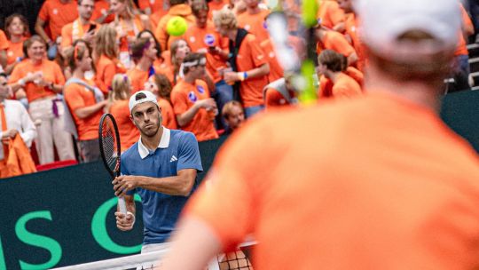 Francisco Cerúndolo y Tomás Etcheverry ganaron sus partidos para que Argentina lidere 2-0 en Copa Davis