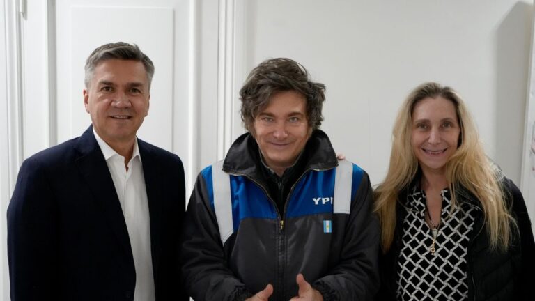 Con el mameluco de YPF, Javier Milei recibió en la Quinta de Olivos al gobernador del Chaco