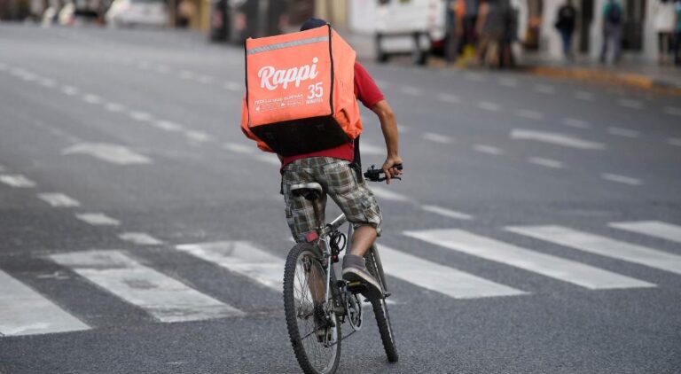 Un repartidor de Rappi debe realizar más de 460 pedidos al mes para cubrir la canasta básica