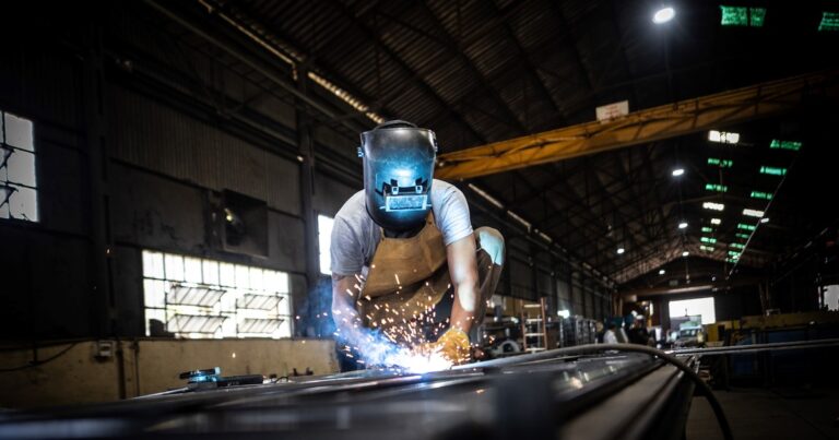 En aprietos financieros por las tasas altas, hay más pymes que necesita asistencia para pagar créditos