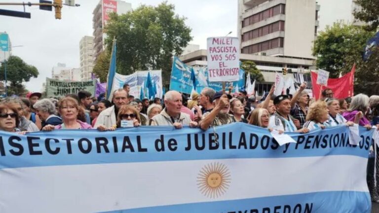 Tensión en Mar del Plata: jubilados repudiaron la visita de Javier Milei y denuncian “políticas de exterminio”