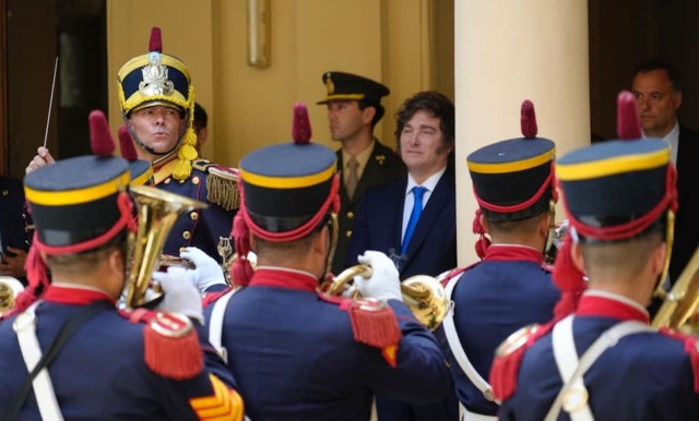 Javier Milei encabezó el acto de entrega del sable de San Martín a Granaderos