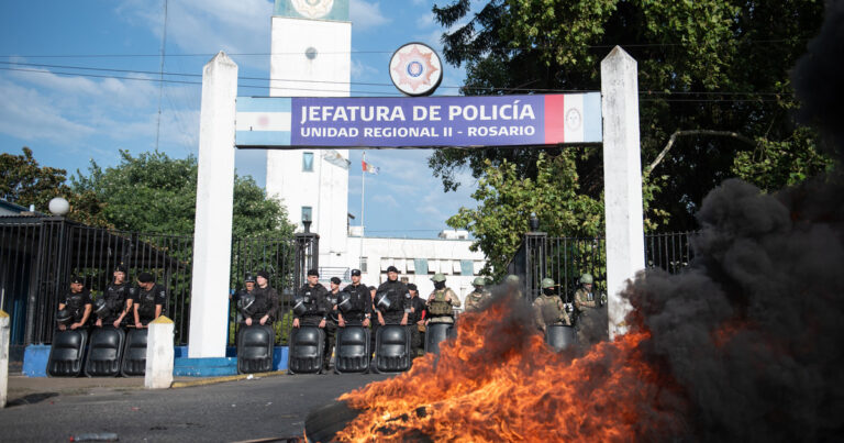 Después de casi tres días de tensión, Pullaro firmó un decreto con aumentos para la Policía de Santa Fe y levantaron la protesta en Rosario