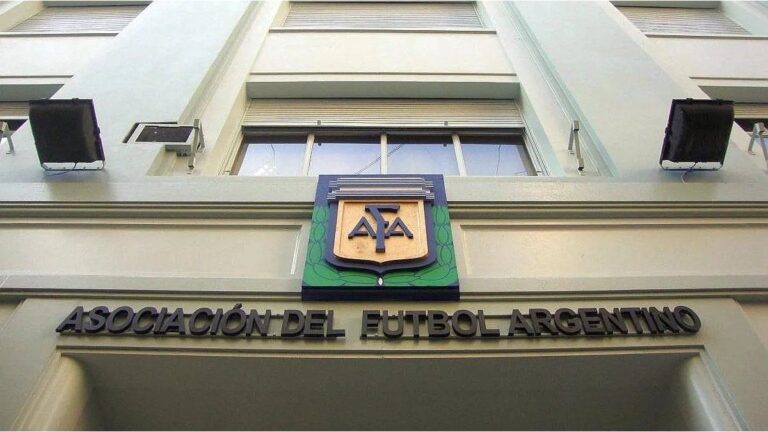 AFA tiene hoy reunión de Comité Ejecutivo y podría levantarse el paro del fútbol del fin de semana