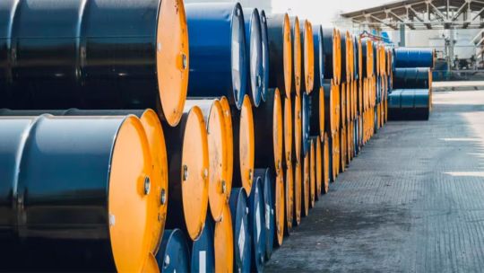 El petróleo se dispara por la guerra en Irán y golpea a los mercados globales