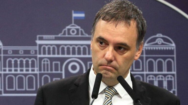 Manuel Adorni volvió a disculparse por llevar a su esposa en el avión presidencial, pero denunció filtraciones “internas”