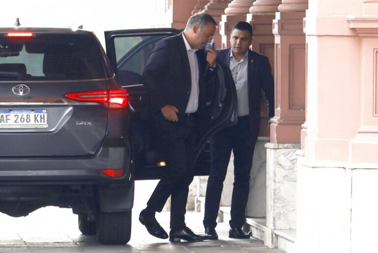 Adorni no quiso contestar si se fue a Punta del Este en avión privado