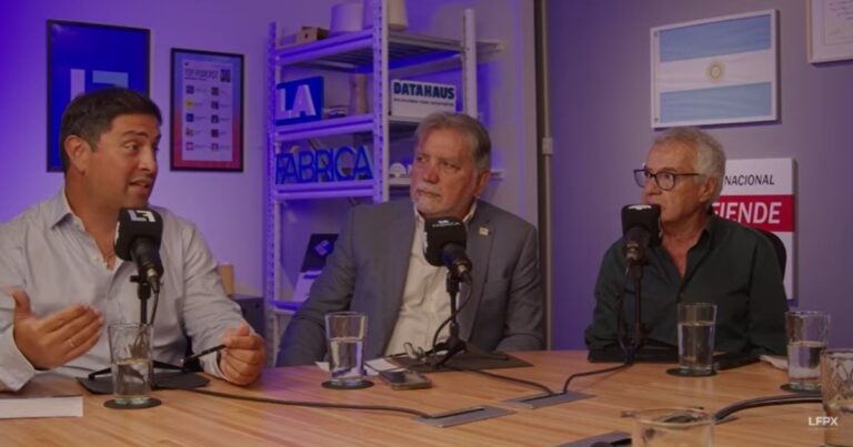 En medio de suspensiones y tensión laboral, Georgalos confirmó que produce en China parte de su línea emblemática Flynn Paff