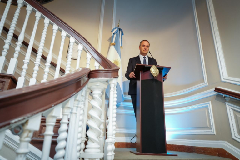 Adorni confirmó que su esposa viajó en el Tango: “Presidencia la invitó”