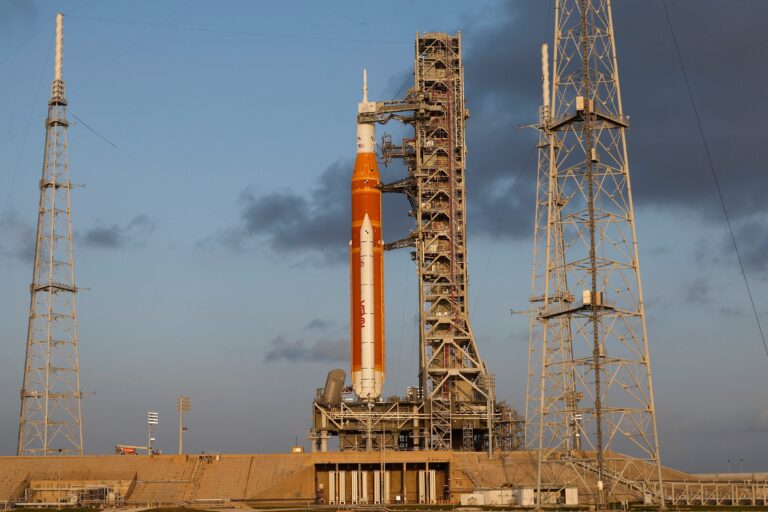 Ilustración del cohete SLS de la NASA en la plataforma de lanzamiento para la misión Artemis II.