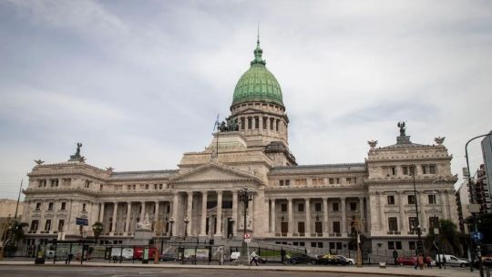 Ilustración del Congreso de la Nación Argentina con un calendario destacando el año 2027.