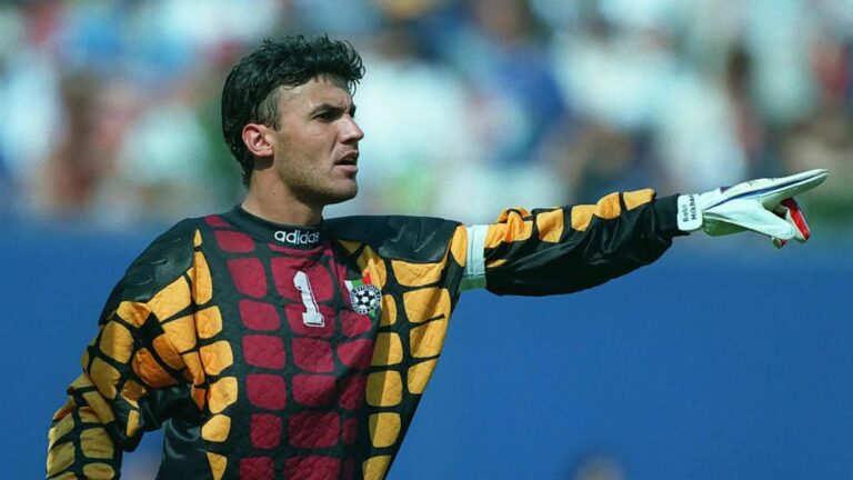 Borislav Mihaylov, arquero de la selección de Bulgaria, en un partido de fútbol.