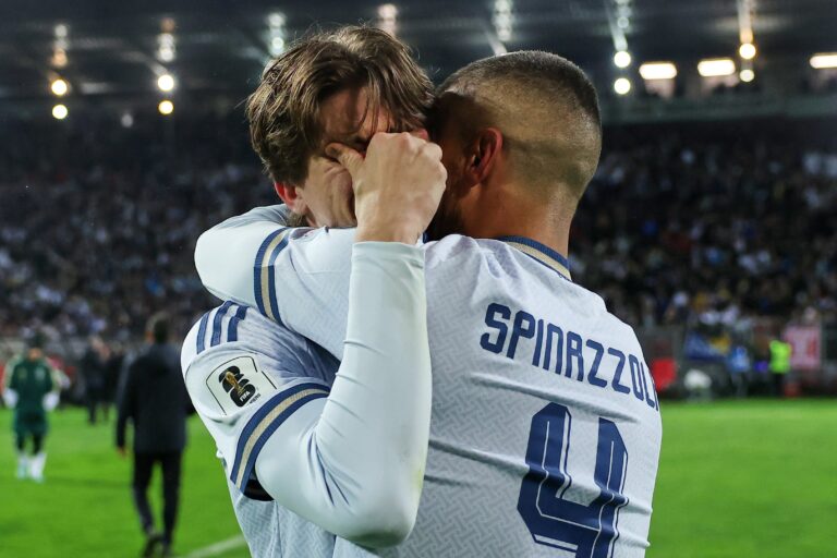 Jugadores de la selección italiana de fútbol durante el partido de repechaje.