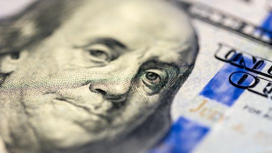 Feriado bancario: cómo operar con dólares este lunes y martes
