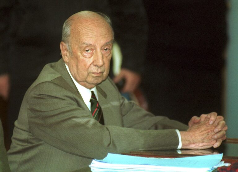 Fachada del edificio donde se allanó el departamento de Guillermo Suárez Mason en busca de archivos.