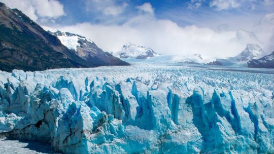 Paisaje de ambiente periglacial y glaciares en la Cordillera de los Andes, Argentina