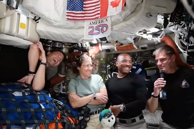 Ilustración del microsatélite argentino Atenea en el espacio, con la Luna de fondo.