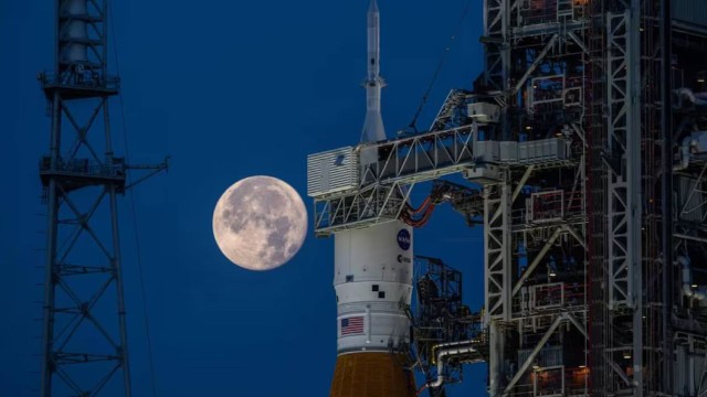 Ilustración del cohete SLS de la NASA en la plataforma de lanzamiento para la misión Artemis II a la Luna.
