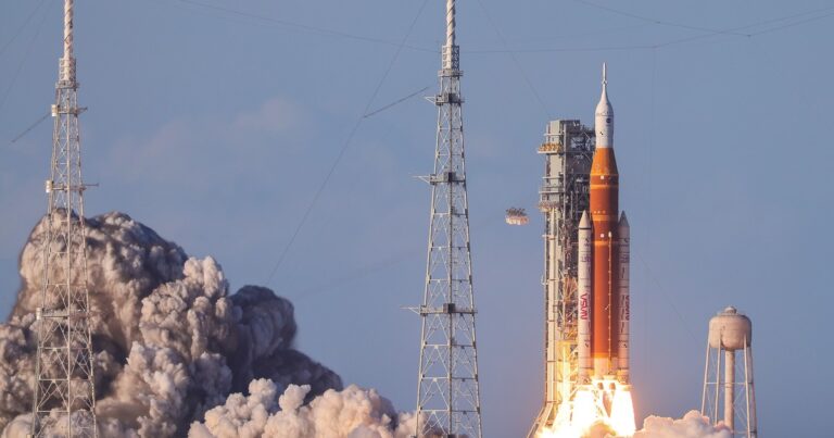 Cohete SLS de la NASA despegando en la misión Artemis II desde el Kennedy Space Center en Florida.