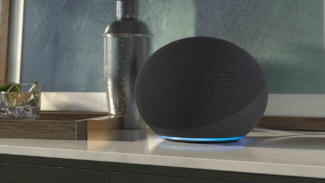 Adulto mayor utilizando un dispositivo Amazon Echo con asistente de voz Alexa en su hogar
