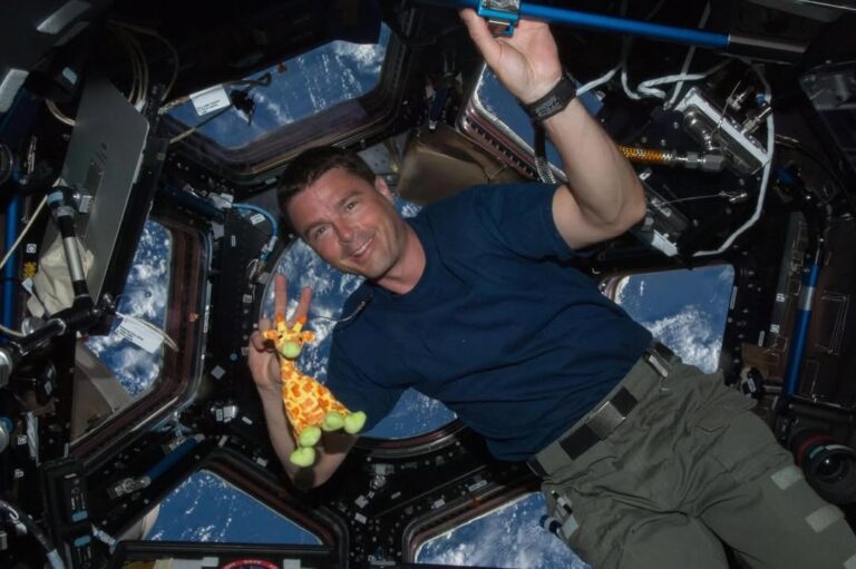 Astronauta Reid Wiseman de la misión Artemis II observando la Tierra desde el espacio.