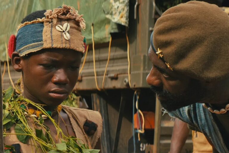 Póster de la película Beasts of No Nation con los actores Abraham Attah e Idris Elba.