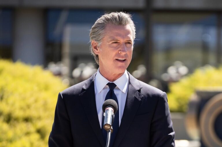 Gobernador de California Gavin Newsom anuncia fondos para vivienda