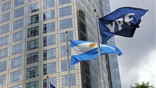 Bernardo Saravia Frías durante una exposición analizando el fallo del caso YPF