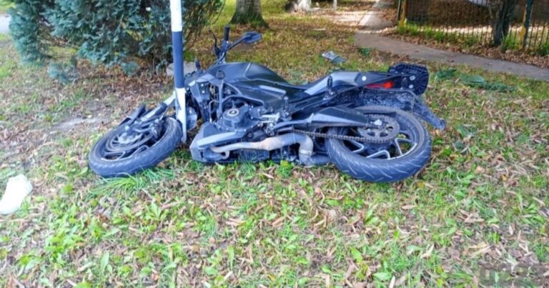 Accidente de tránsito en intersección de Mar del Plata con presencia policial