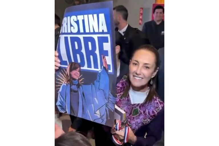 Claudia Sheinbaum, presidenta de México, sostiene un cartel que dice 'Cristina Libre' durante una cumbre en Barcelona.