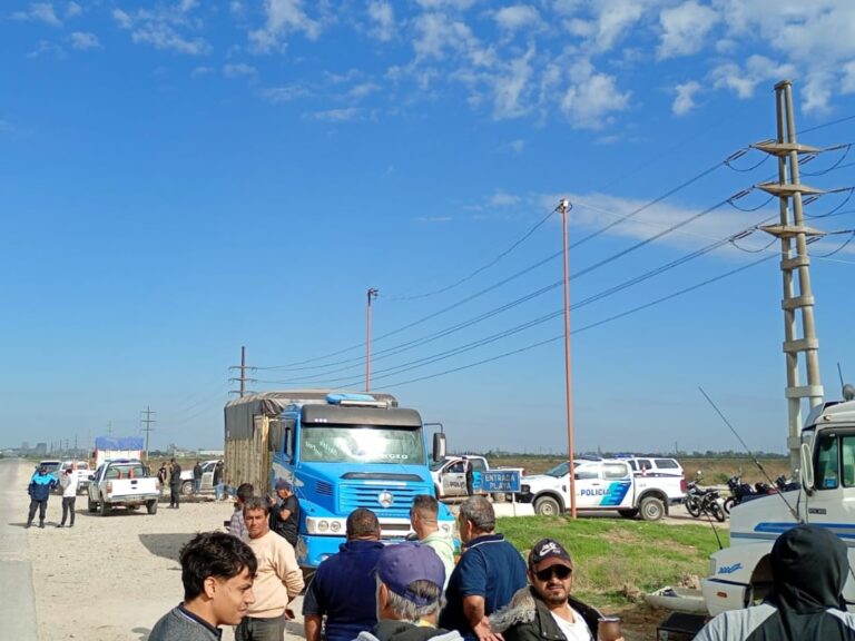 Camiones de transporte de granos detenidos en una ruta durante las protestas.