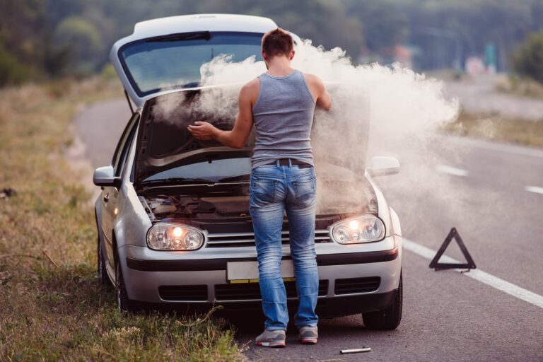 Motor de automóvil con indicador de temperatura en zona roja, representando sobrecalentamiento