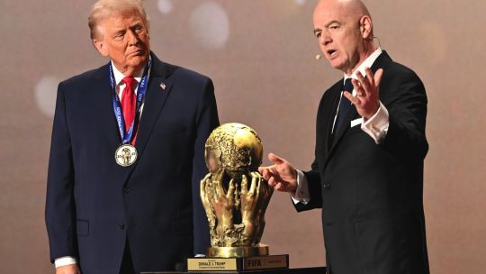 Logotipo oficial de la Copa del Mundo 2026 junto a banderas de Estados Unidos, México y Canadá.