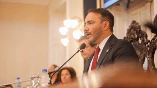 Gobernador Juan Pablo Valdés de Corrientes durante una conferencia de prensa.